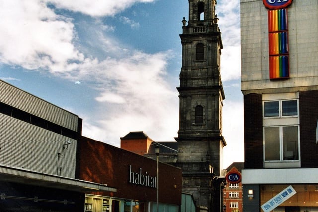 The photo from 1999 shows the end of the Arcade in the direction of Boar Lane. On the left is the Habitat store, which opened in September 1983. The old C&A building, dating from 1970, is seen on the right.