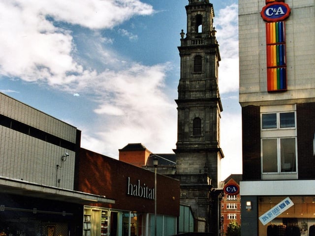 The photo from 1999 shows the end of the Arcade in the direction of Boar Lane. On the left is the Habitat store, which opened in September 1983. The old C&A building, dating from 1970, is seen on the right.