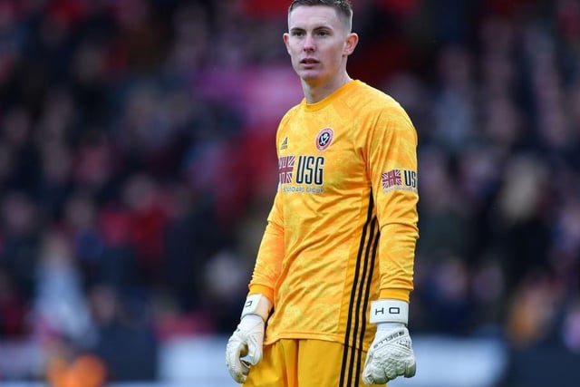Sky Sports pundit Jamie Carragher believes Dean Henderson should return to Sheffield United this summer with David de Gea set to remain Manchester Uniteds first choice. (Various)