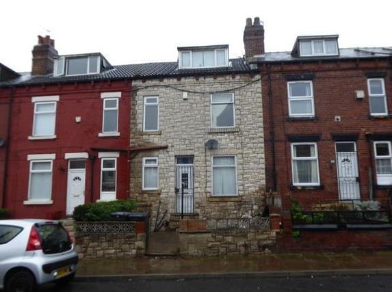 67,500 - Hogan's is pleased to offer for sale this two bedroom terraced property. Would ideally suit the investor and/or first time buyer. Close to all local shops, school and amenities.