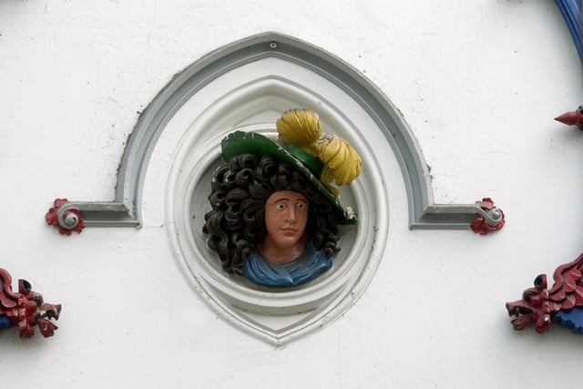 Its story is that about the time of the arcade was opened a Gainsborough portrait of the Duchess of Devonshire was stolen. Charles Thornton commissioned the head in likeness and had it placed in the arcade.