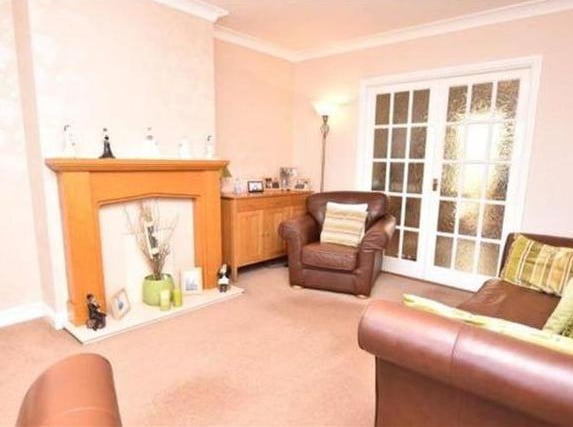 Hunters Pudsey are offering this well presented three bedroom mid terraced house in a cul-de-sac location, handy for local amenities and for commuting to Leeds and Bradford. The property is well presented throughout and has an additional occasional room in the roof and rear conservatory extension.