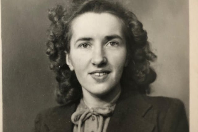 Cobie was born in the Netherlands in 1923, where she met former Desert Rat Ronnie Ives at a party on New Year in 1947. After travelling to Pontefract, the two became engaged, and married on Valentines Day 1948.