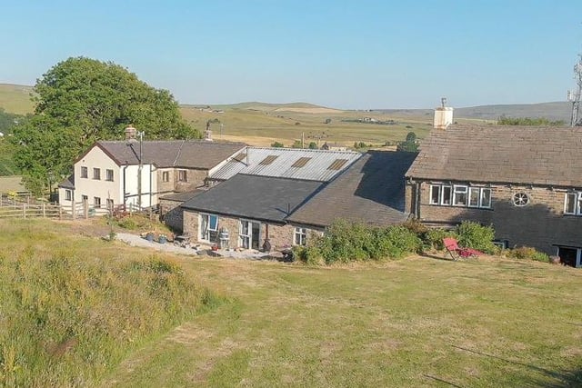 Lower Walls Farm is a fabulous, 6 bedroom barn conversion set within a plot of approximately 1 acre