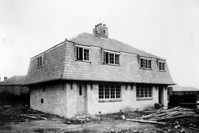 Sites for building estates had been acquired by Leeds Council in 1918/1919, of which Middleton was one. A team of twenty one architects were appointed to design homes which would suit the needs of tenants.