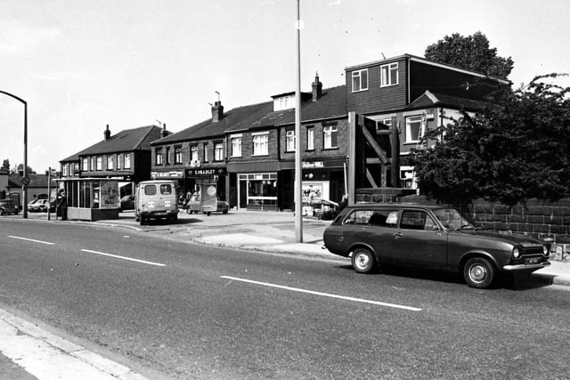 Allenby Parade, a row of shops on Ring Road Beeston Park. Businesses include R. Delacey, Jeweller, E. Bradley, and William Hill, bookmakers. On the far left of the photo is the Tommy Wass pub on Dewsbury Road.