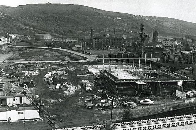 Picture from October 1980 of the construction of the North Bridge Leisure Centre.