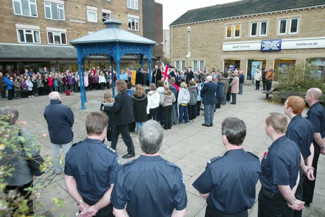 VE Day Remembrance at Elland precinct in 2004.