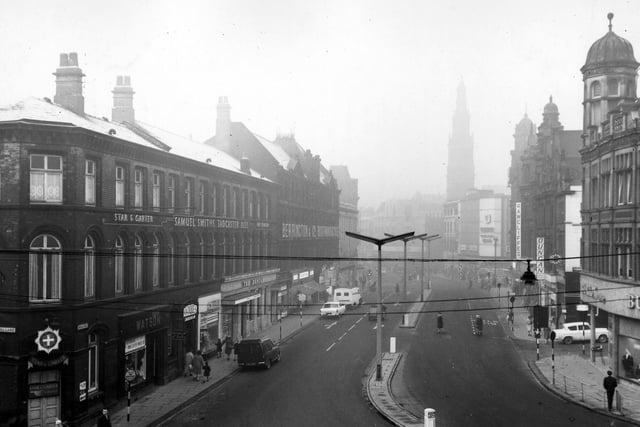 Duncan Street looking west towards Boar Lane, taken from the junction with Call Lane. On the left are two public houses, the Star & Garter and the Duncan. Shops in between include Watson tailors and W.W. Slee, antique dealer.