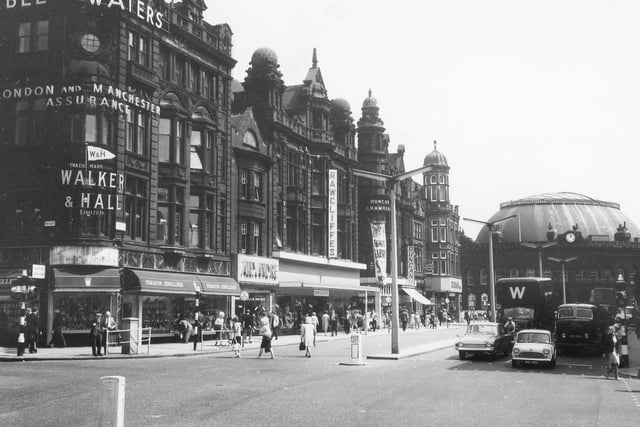 Duncan Street looking east from the junction with Briggate. On the left is no.148 Briggate, which houses Paragon Jewellers on the ground floor while the upper floors are occupied by, among others, Walker & Hall Ltd, silversmiths.