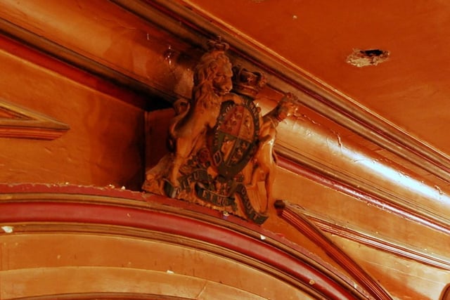 The Royal Crest that can be seen above the stage in the auditorium belongs to
Edward VII. It is believed that it was donated to City Varieties as a thank you
for the venues discretion.