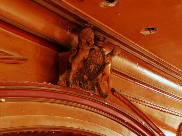 The Royal Crest that can be seen above the stage in the auditorium belongs to
Edward VII. It is believed that it was donated to City Varieties as a thank you
for the venues discretion.