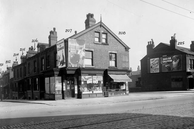 York Road at Richmond Hill. On the left, property belonging to Thomas Cropper, tobacconist. He is listed at numbers 152 and 346, the shop premises do appear to occupy different buildings.