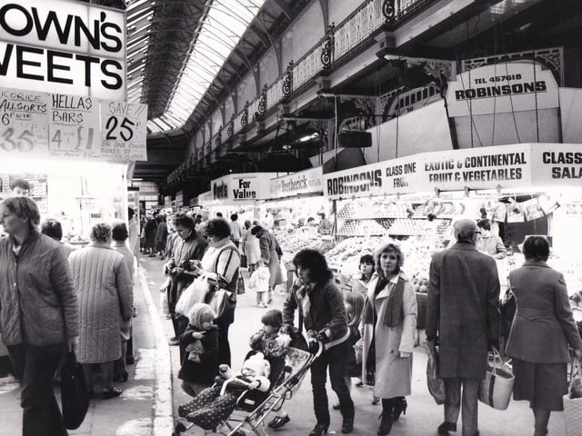 Bargains galore at Kirkgate Market in December 1987. Do you remember these traders?