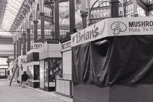 High winds forced the closure of the old market hall in January 1983. The bad weather caused part of the dome to crash to the ground.