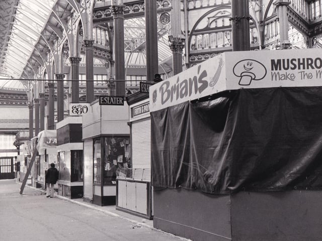 High winds forced the closure of the old market hall in January 1983. The bad weather caused part of the dome to crash to the ground.
