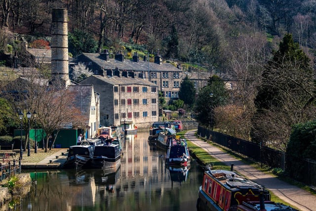 On some days, especially when sunny, the canal may be a little congested but time it right and you can have a peaceful walk. Rochdale Canal passes through Luddenden Foot, Mytholmroyd, Hebden Bridge, Todmorden and Walsden