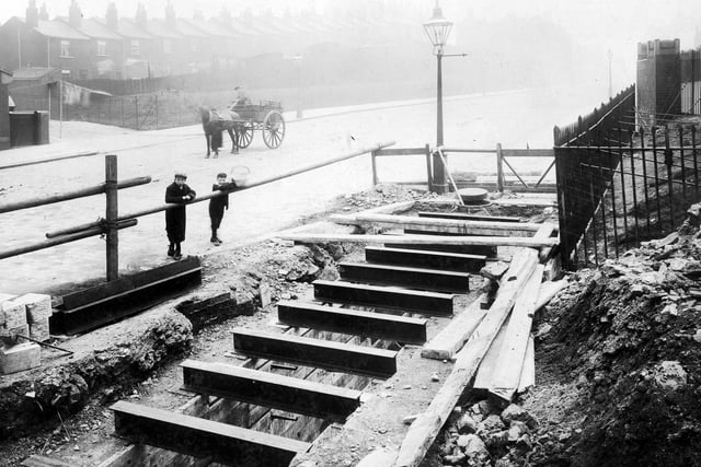 This shows the construction of Quarry Hill subway in April 1910, part of New York Road work. Road was laid between North Street and Regent Street.