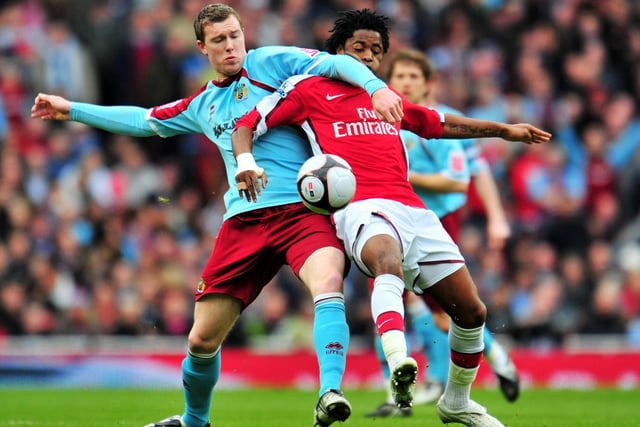 Alexandre Song Billong is challenged by Kevin McDonald during the the FA Cup 5th round match between Arsenal and Burnley at Emirates Stadium on March 8, 2009 in London, England. (Photo by Mike Hewitt/Getty Images)