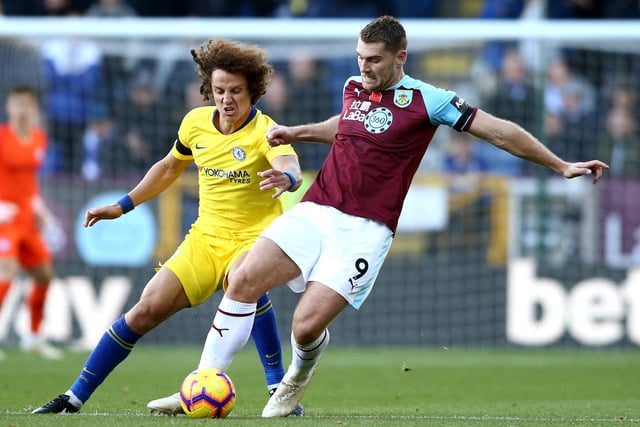 Sam Vokes of Burnley holds off David Luiz of Chelsea during the Premier League match between Burnley FC and Chelsea FC at Turf Moor on October 28, 2018 in Burnley, United Kingdom. (Photo by Jan Kruger/Getty Images)