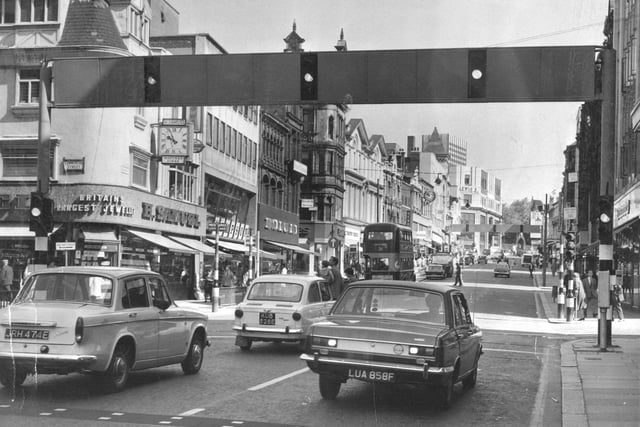 New traffic signal gantries on Briggate in June 1968.