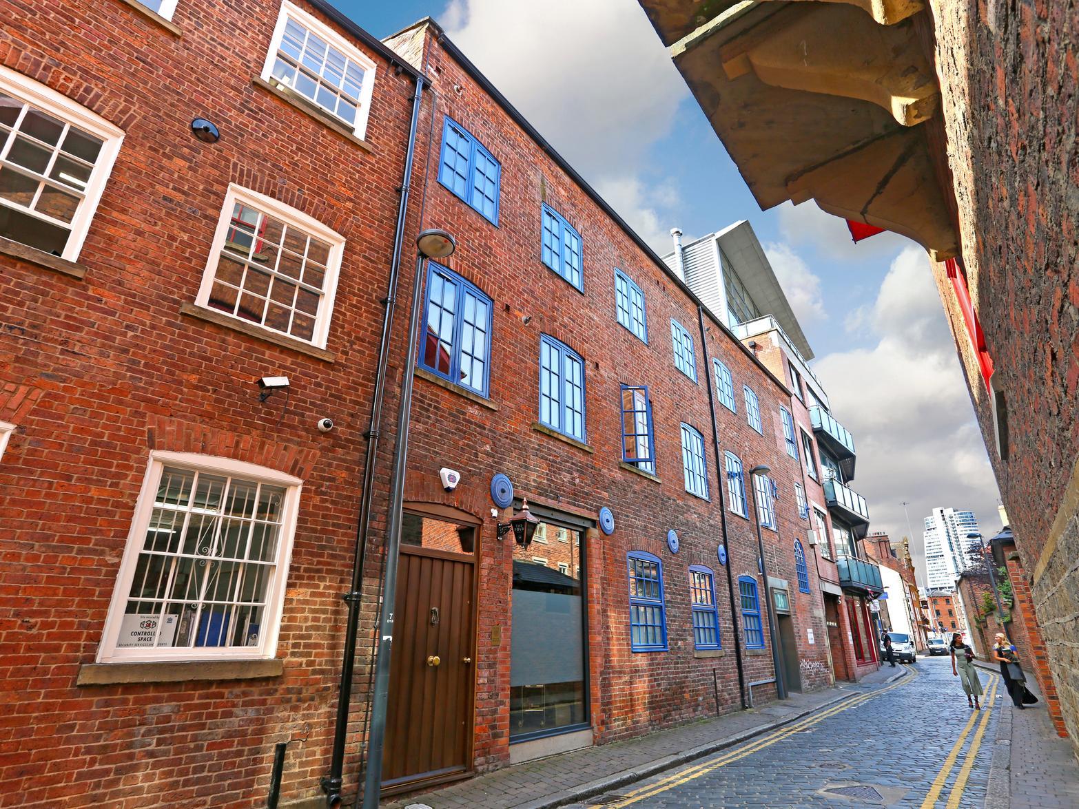 Take a look inside this stunning Leeds Dock apartment... (Zoopla)