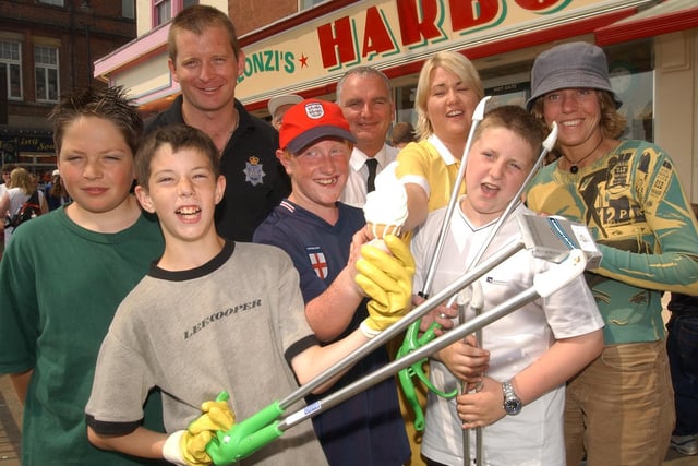 Cop-a-Lot kids, who had been litter picking around the Old Town, stop off at the Harbour Bar for a free ice cream in 2002.