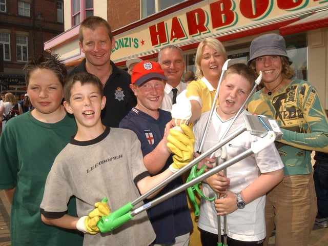 Cop-a-Lot kids, who had been litter picking around the Old Town, stop off at the Harbour Bar for a free ice cream in 2002.