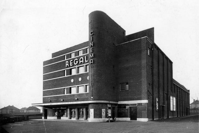 It took them only 27 weeks to build the cinema which provided seating for 1,500 and a car park for 400 vehicles, at that time the largest cinema and car park in the country. This photo dates from January 1937.