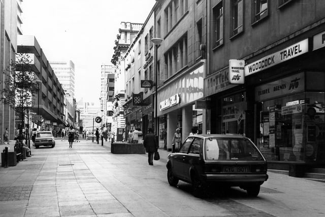 Looking up Albion Street towards the Headrow in February 1980. In the left centre of the scene is the intersection of Commercial Street (right) and Bond Street (left).