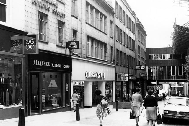 Looking down Albion Street to Boar Lane in February 1980. On the right is the Alliance Building Society. Next, numbers 36-38 are occupied by Chelsea Girl, a fashion shop.