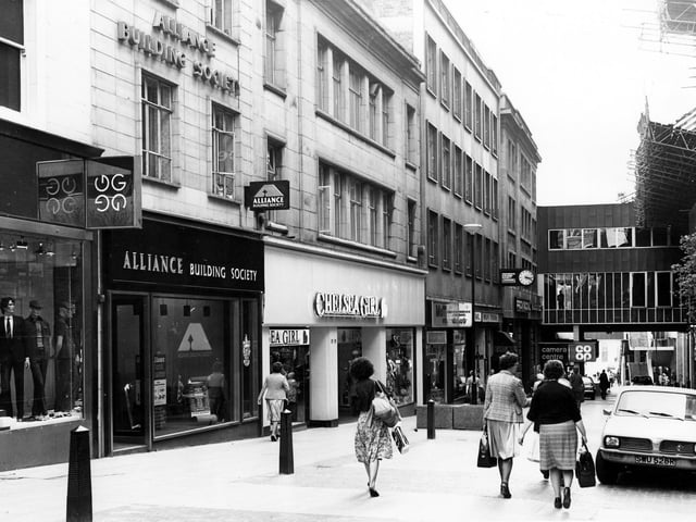 Looking down Albion Street to Boar Lane in February 1980. On the right is the Alliance Building Society. Next, numbers 36-38 are occupied by Chelsea Girl, a fashion shop.