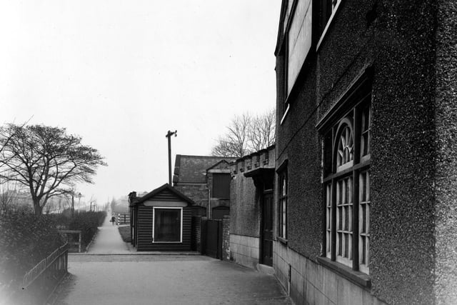 Looking north along footpath leading from Austhorpe Road in January 1946. Travellers Rest pub to the right