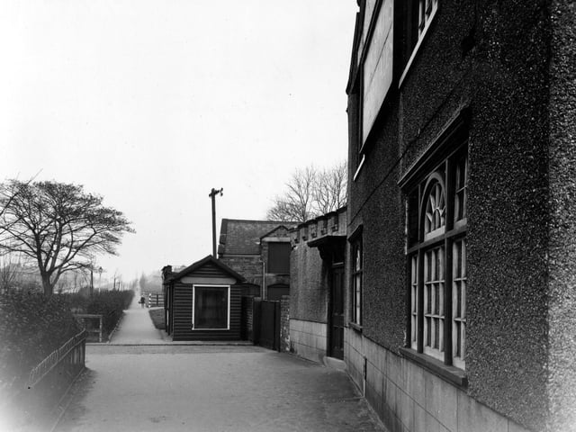Looking north along footpath leading from Austhorpe Road in January 1946. Travellers Rest pub to the right