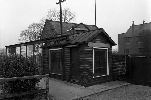 A tobacconist's kiosk on Austhorpe Road in January 1946 which appears to be empty of stock