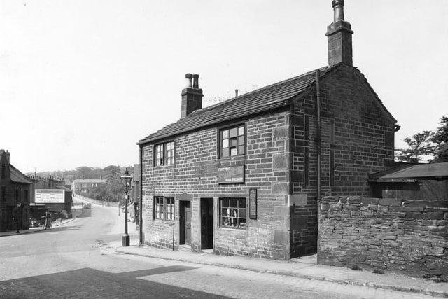 View looking across Morris Lane from the bottom of Kirkstall Hill, at the junction with Kirkstall Lane in May 1935.