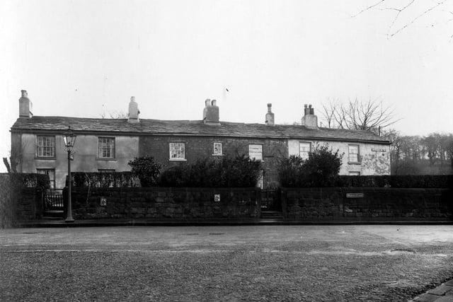 December 1935. Row of cottages on Morris Lane named Hark To Rover. Some people think that the name is derived from a local legend concerning a barmaid, Mary, who worked at the Star and Garter.