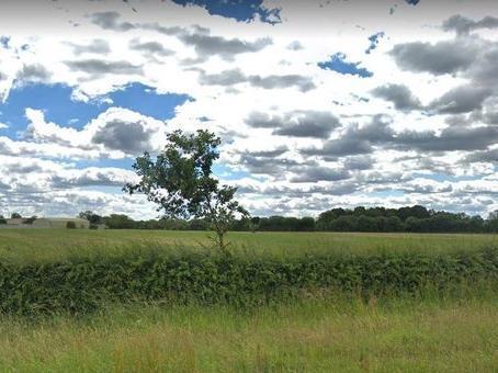 Leeds City Councils city plans panel approved an application from Taylor Wimpey to build 800 homes, a food shop, a primary school and public spaces off Racecourse Approach in Wetherby.