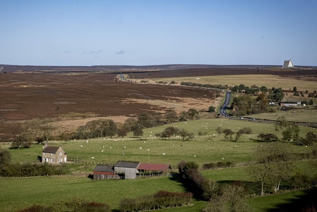This popular North York Moors walk is an easy route to follow and passes through Levisham Moor, Dundale Pond, Dundale Griff and the Hole of Horcum.
Length - 5.2 miles / 8.5 km
Time - 3 hours 20 minutes