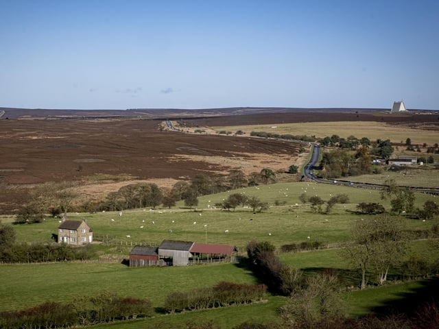 This popular North York Moors walk is an easy route to follow and passes through Levisham Moor, Dundale Pond, Dundale Griff and the Hole of Horcum.
Length - 5.2 miles / 8.5 km
Time - 3 hours 20 minutes