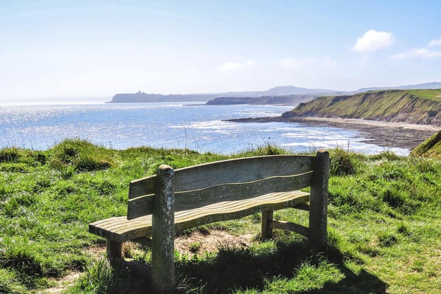 This North Yorkshire coastal walk connects Scarborough and Filey using the Cleveland Way. Even though this walk is slightly longer it is a fairly simple walk with few ups and downs. It starts with a bus journey from Filey bus station to outside the railway station in Scarborough.
Length - 10.2 miles / 16.6 km
Time - 6 hours 20 minutes