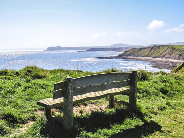 This North Yorkshire coastal walk connects Scarborough and Filey using the Cleveland Way. Even though this walk is slightly longer it is a fairly simple walk with few ups and downs. It starts with a bus journey from Filey bus station to outside the railway station in Scarborough.
Length - 10.2 miles / 16.6 km
Time - 6 hours 20 minutes