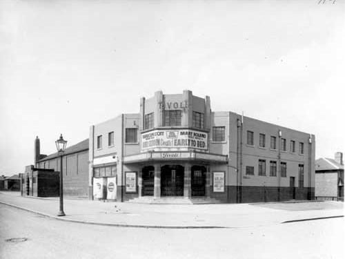 Do you remember this 1,152 seat red brick cinema in Middleton? In 1960 part of the building was being used for bingo, but films were still shown until 1961, after which it became a Walkers Bingo - rivals of the Mecca empire.