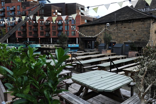 A waterfront bar and beer garden on Canal Wharf, suitable for families during the day. Rated 4 stars on Tripadvisor