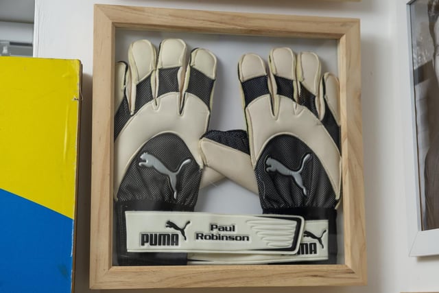 Paul Robinson's gloves.