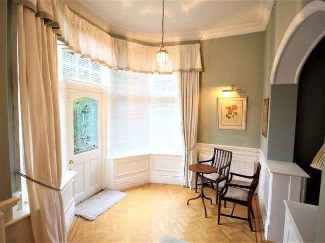 Entrance vestibule with a built-in cloakroom.