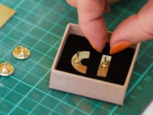 Learn how to master a jewellers saw in this short jewellery making class for beginners where you'll learn how to saw solid metal to create your own one of a kind brass pin badges.