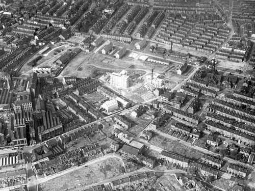 Camp Road (now Lovell Park Road) and Oatland Lane running from bottom left to top right. In the centre building work is in progress on the two tower blocks of Carlton Towers; above this, Carlton Croft, Close and Garth have yet to be built.