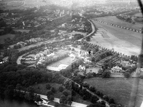 Waterloo Lake is at the bottom of the picture, with boats moored at the landing stage. Park Avenue weaves its way through the park from bottom right to top centre. Tennis courts and the Military Field can be seen on the top right.