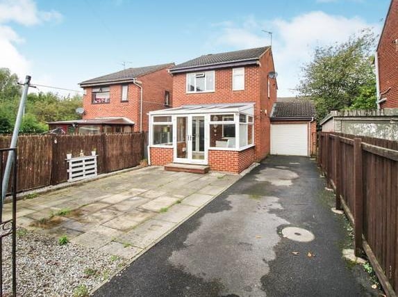 We are delighted to introduce this well presented three bed detached house to market. The accommodation is tucked away in a peaceful cul de sac and briefly comprises:
Entrance hall, lounge, modern fitted kitchen with a range of wall and base units, conservatory, first floor landing, three bedrooms, family bathroom with three piece suite.